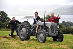 21-8-2016: 'Queen of the Land' Christine Buckley from Firies, Killarney tries her hand at ploughing a field with a little help from Tom Leslie, Chairman and Mayor of Killarney & District Cllr. Brendan Cronin at the launch of the South Kerry Ploughing Championships and Harvest Show which will take place on Fleming's Farm, Fossa, Killarney on September 11th. The event is in aid of local charities has raised over €60,000 in the past two years. www.killarneyvintage.com Photo Don MacMonagle REPRO FREE PHOTO FROM SKP
